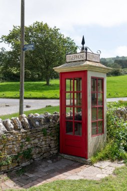 Dorset 'teki Tyneham köyündeki K1 telefon kulübesi.