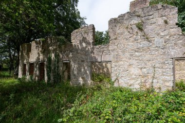Dorset 'teki Tyneham köyünde terk edilmiş bir binanın fotoğrafı.