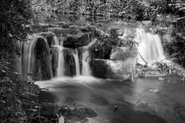 Derbyshire 'daki Buxton Pavilion Bahçeleri' nden akan bir şelaleye uzun süre maruz kalmış.