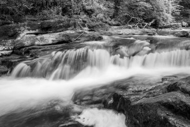 Doğu Lyn nehrinin üzerinde Exmoor Ulusal Parkı 'ndaki Watersmeet' te akan şelalenin uzun pozu