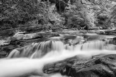 Doğu Lyn nehrinin üzerinde Exmoor Ulusal Parkı 'ndaki Watersmeet' te akan şelalenin uzun pozu