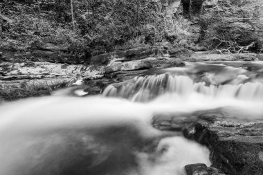 Doğu Lyn nehrinin üzerinde Exmoor Ulusal Parkı 'ndaki Watersmeet' te akan şelalenin uzun pozu