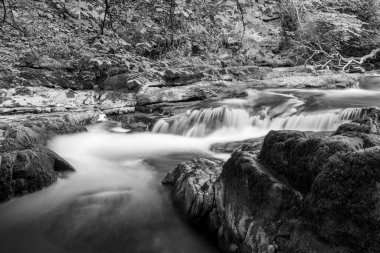 Doğu Lyn nehrinin üzerinde Exmoor Ulusal Parkı 'ndaki Watersmeet' te akan şelalenin uzun pozu