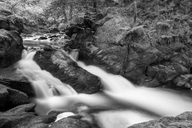 Doğu Lyn nehrinin üzerinde Exmoor Ulusal Parkı 'ndaki Watersmeet' te akan şelalenin uzun pozu