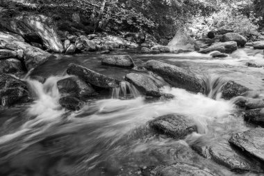Doğu Lyn nehrinin üzerinde Exmoor Ulusal Parkı 'ndaki Watersmeet' te akan şelalenin uzun pozu