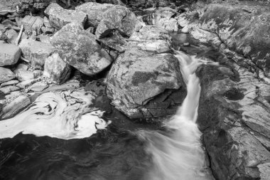 Doğu Lyn nehrinin üzerinde Exmoor Ulusal Parkı 'ndaki Watersmeet' te akan şelalenin uzun pozu