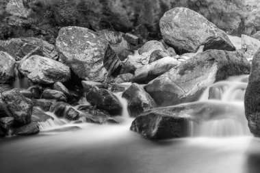 Doğu Lyn nehrinin üzerinde Exmoor Ulusal Parkı 'ndaki Watersmeet' te akan şelalenin uzun pozu