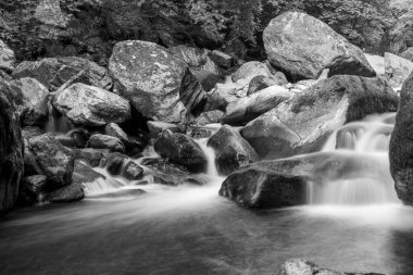 Doğu Lyn nehrinin üzerinde Exmoor Ulusal Parkı 'ndaki Watersmeet' te akan şelalenin uzun pozu