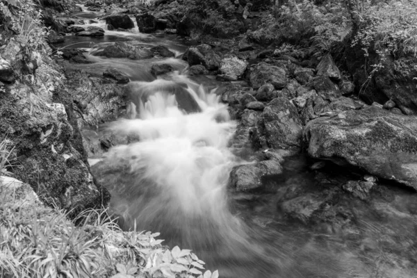 Doğu Lyn nehrinin üzerinde Exmoor Ulusal Parkı 'ndaki Watersmeet' te akan şelalenin uzun pozu