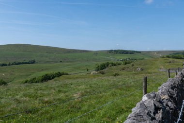 Peak District Ulusal Parkı 'ndaki Buxton Country Park' ın fotoğrafı.