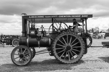 Low Ham.Somerset. Birleşik Krallık. 23 Temmuz 2023 - 1905 tarihli Marshall çekici motoru Somerset buhar ve ülke fuarında arenada sürülüyor.