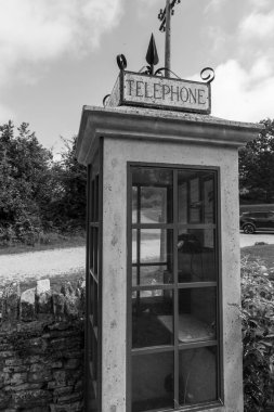 Dorset 'teki Tyneham köyündeki K1 telefon kulübesi.