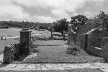 Dorset 'teki Tyneham köyündeki K1 telefon kulübesi.