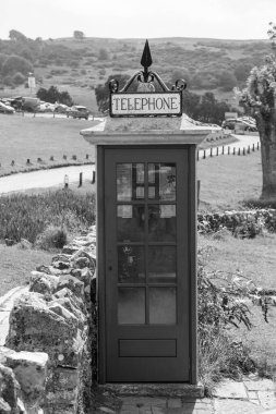 Dorset 'teki Tyneham köyündeki K1 telefon kulübesi.