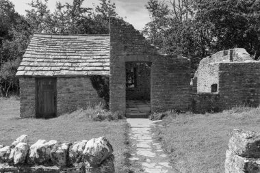 Dorset 'teki Tyneham köyünde terk edilmiş bir binanın fotoğrafı.