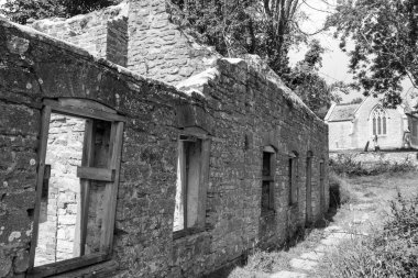 Dorset 'teki Tyneham köyünde terk edilmiş bir binanın fotoğrafı.