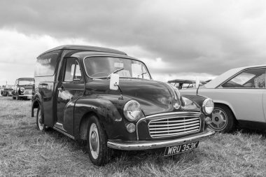 Low Ham.Somerset. Birleşik Krallık. 23 Temmuz 2023 - 1971 Morris Minor minibüsü Somerset buhar ve ülke fuarında sergileniyor.