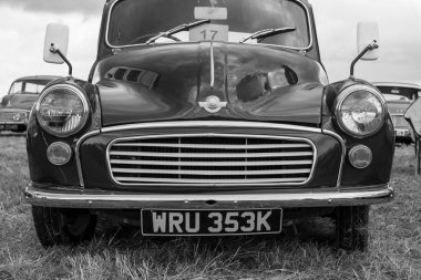 Low Ham.Somerset. Birleşik Krallık. 23 Temmuz 2023 - 1971 Morris Minor minibüsü Somerset buhar ve ülke fuarında sergileniyor.