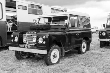 Low Ham.Somerset.Birleşik Krallık. 23 Temmuz 2023.A 1976 'dan 3 Serisi Land Rover Somerset buhar ve ülke fuarında sergileniyor.