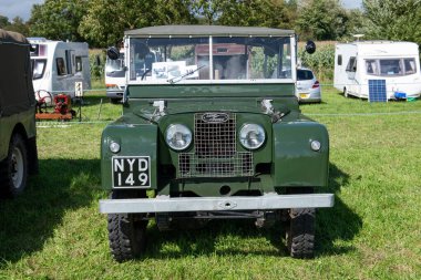 Drayton. Somerset. Birleşik Krallık. 19 Ağustos 2023.A restore edilmiş serisi 1 Land Rover 1952 'den Dünden kalma bir çiftçilik etkinliğinde sergileniyor.