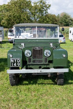 Drayton. Somerset. Birleşik Krallık. 19 Ağustos 2023.A restore edilmiş serisi 1 Land Rover 1952 'den Dünden kalma bir çiftçilik etkinliğinde sergileniyor.