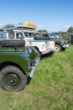 Drayton. Somerset. Birleşik Krallık. 19 Ağustos 2023. Bir dizi antika Land Rover, Dünden kalma bir çiftçilik etkinliğinde sergileniyor.