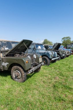 Drayton. Somerset. Birleşik Krallık. 19 Ağustos 2023. Bir dizi antika Land Rover, Dünden kalma bir çiftçilik etkinliğinde sergileniyor.