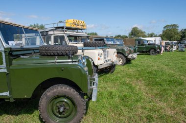 Drayton. Somerset. Birleşik Krallık. 19 Ağustos 2023. Bir dizi antika Land Rover, Dünden kalma bir çiftçilik etkinliğinde sergileniyor.