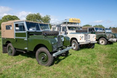 Drayton. Somerset. Birleşik Krallık. 19 Ağustos 2023. Bir dizi antika Land Rover, Dünden kalma bir çiftçilik etkinliğinde sergileniyor.