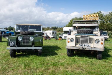 Drayton. Somerset. Birleşik Krallık. 19 Ağustos 2023. Bir dizi antika Land Rover, Dünden kalma bir çiftçilik etkinliğinde sergileniyor.