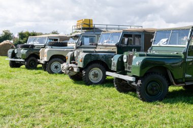 Drayton. Somerset. Birleşik Krallık. 19 Ağustos 2023. Bir dizi antika Land Rover, Dünden kalma bir çiftçilik etkinliğinde sergileniyor.