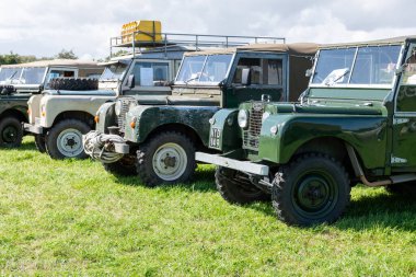 Drayton. Somerset. Birleşik Krallık. 19 Ağustos 2023. Bir dizi antika Land Rover, Dünden kalma bir çiftçilik etkinliğinde sergileniyor.