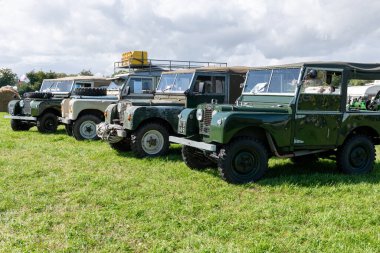 Drayton. Somerset. Birleşik Krallık. 19 Ağustos 2023. Bir dizi antika Land Rover, Dünden kalma bir çiftçilik etkinliğinde sergileniyor.