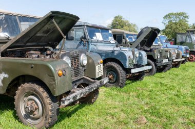 Drayton. Somerset. Birleşik Krallık. 19 Ağustos 2023. Bir dizi antika Land Rover, Dünden kalma bir çiftçilik etkinliğinde sergileniyor.