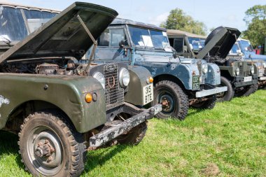 Drayton. Somerset. Birleşik Krallık. 19 Ağustos 2023. Bir dizi antika Land Rover, Dünden kalma bir çiftçilik etkinliğinde sergileniyor.