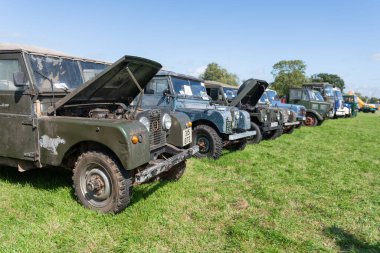 Drayton. Somerset. Birleşik Krallık. 19 Ağustos 2023. Bir dizi antika Land Rover, Dünden kalma bir çiftçilik etkinliğinde sergileniyor.