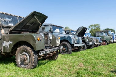 Drayton. Somerset. Birleşik Krallık. 19 Ağustos 2023. Bir dizi antika Land Rover, Dünden kalma bir çiftçilik etkinliğinde sergileniyor.