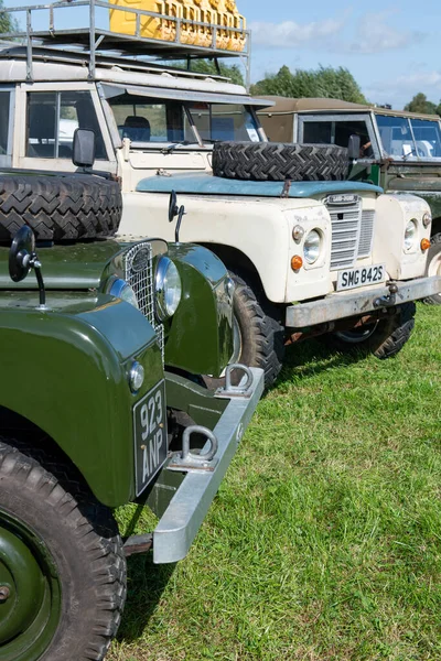 Drayton. Somerset. Birleşik Krallık. 19 Ağustos 2023. Bir dizi antika Land Rover, Dünden kalma bir çiftçilik etkinliğinde sergileniyor.