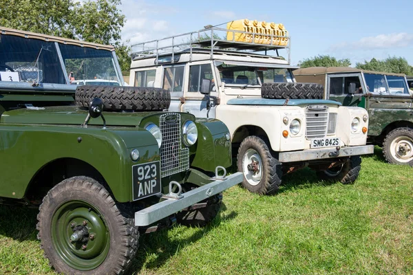 Drayton. Somerset. Birleşik Krallık. 19 Ağustos 2023. Bir dizi antika Land Rover, Dünden kalma bir çiftçilik etkinliğinde sergileniyor.