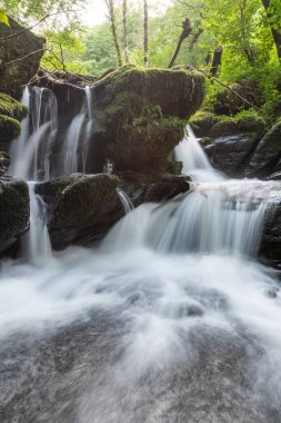 Exmoor Ulusal Parkı 'ndaki Watersmeet' te Hoar Oak Nehri 'nde uzun süre bir şelale görüldü.