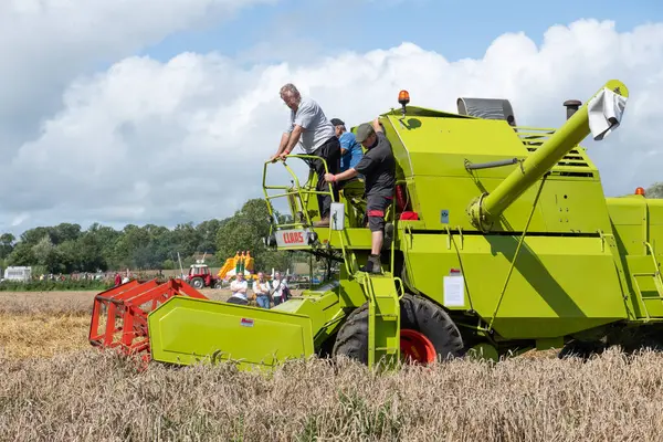 Drayton. Ilminster. Somerset. Birleşik Krallık. 19 Ağustos 2023. Claas Mercator 60.