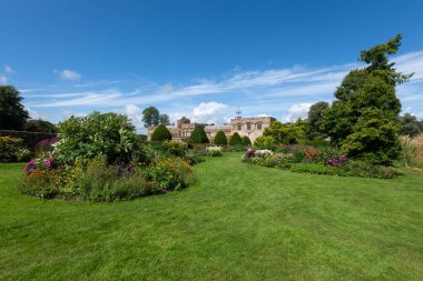 Chard.Dorset.Birleşik Krallık. 11 Ağustos 2023 Forde Abbey 'deki bahçeler çiçek açmış.