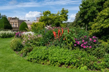 Chard.Dorset.Birleşik Krallık. 11 Ağustos 2023 Forde Abbey 'deki bahçeler çiçek açmış.