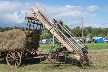 Drayton. Somerset. Birleşik Krallık. 19 Ağustos 2023. 1920 'lerden bir Bamford saman doldurucusu dün bir çiftçilik etkinliğinde sergileniyor.