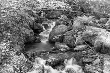 Exmoor Ulusal Parkı 'ndaki Tarr Basamakları' ndaki Barle Vadisi 'ndeki nehre akan şelaleye uzun süre maruz kalmak.