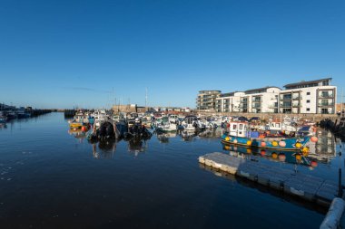 Dorset 'teki West Bay limanında demirlemiş balıkçı tekneleri.