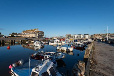 Dorset 'teki West Bay limanında demirlemiş balıkçı tekneleri.