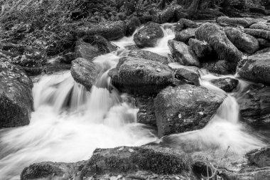 Exmoor Ulusal Parkı 'ndaki Watersmeet' te Hoar Oak Nehri 'nde uzun süre bir şelale görüldü.