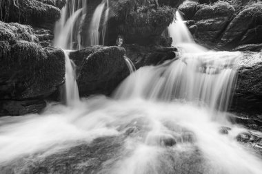 Exmoor Ulusal Parkı 'ndaki Watersmeet' te Hoar Oak Nehri 'nde uzun süre bir şelale görüldü.