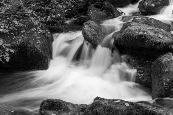 Exmoor Ulusal Parkı 'ndaki Watersmeet' te Hoar Oak Nehri 'nde uzun süre bir şelale görüldü.